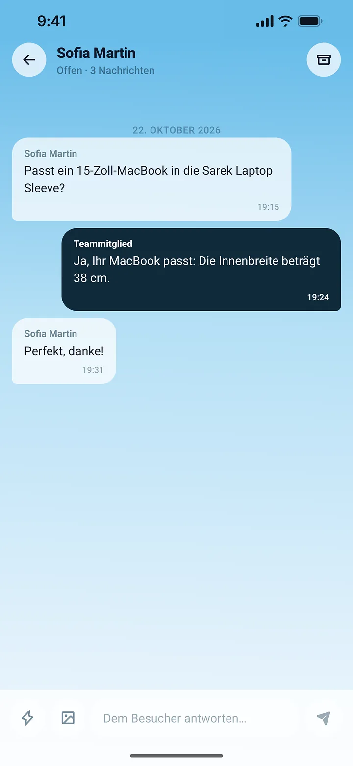 Der Chat-Bildschirm der PrestaOne-App mit einer Kundenfrage zu einer Laptophülle und der Antwort