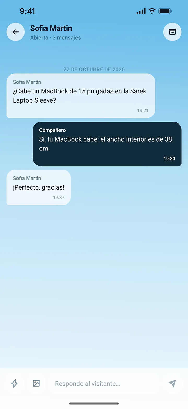 Pantalla de chat de la app PrestaOne con la pregunta de un cliente sobre una funda para portátil y la respuesta