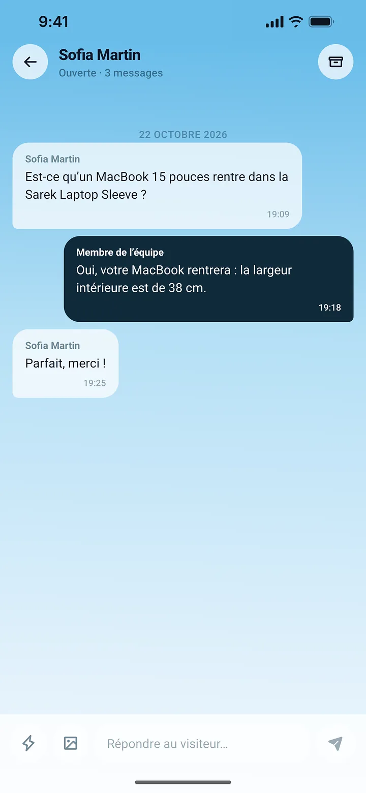 L’écran de chat de l’application PrestaOne avec la question d’un visiteur sur une housse d’ordinateur et la réponse