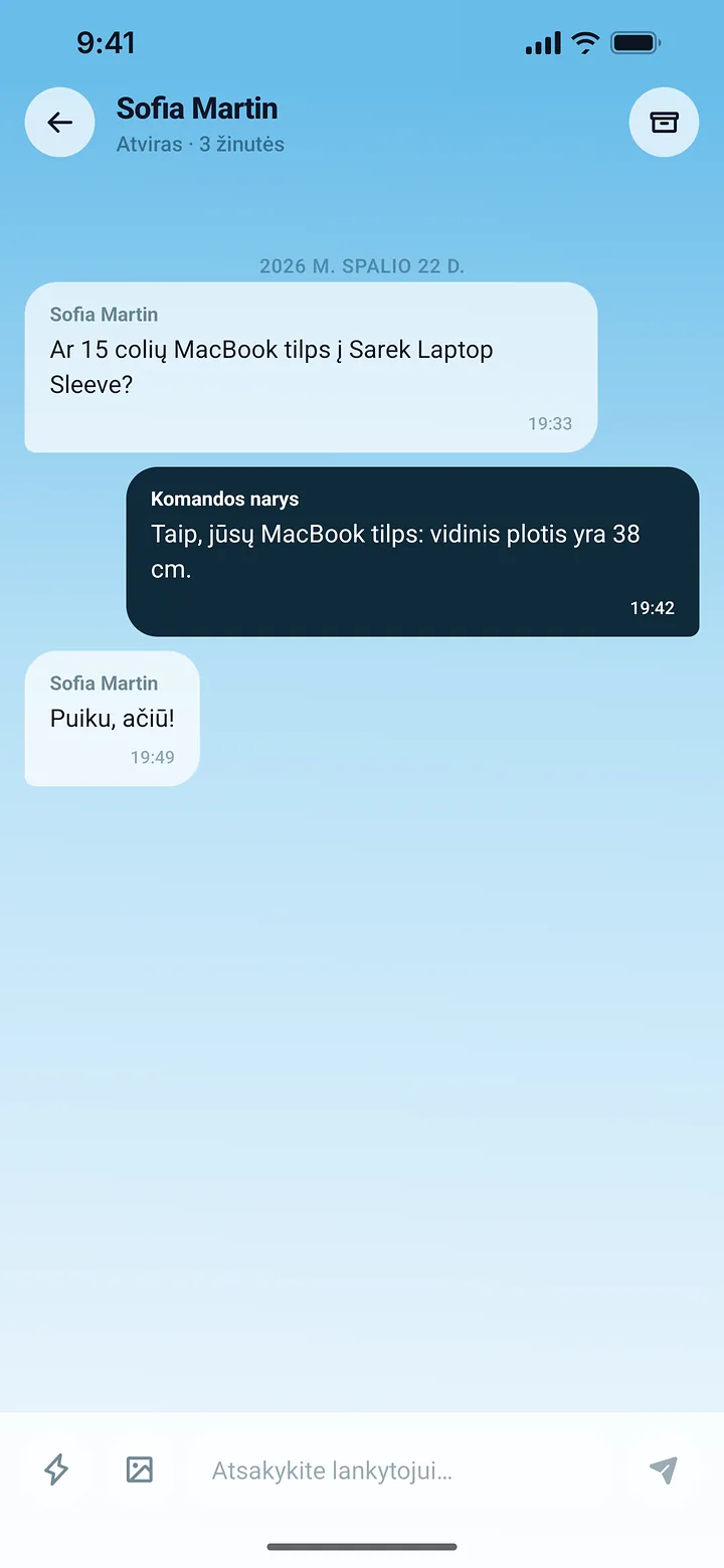 PrestaOne programėlės pokalbio ekranas su pirkėjo klausimu apie nešiojamojo kompiuterio dėklą ir atsakymu